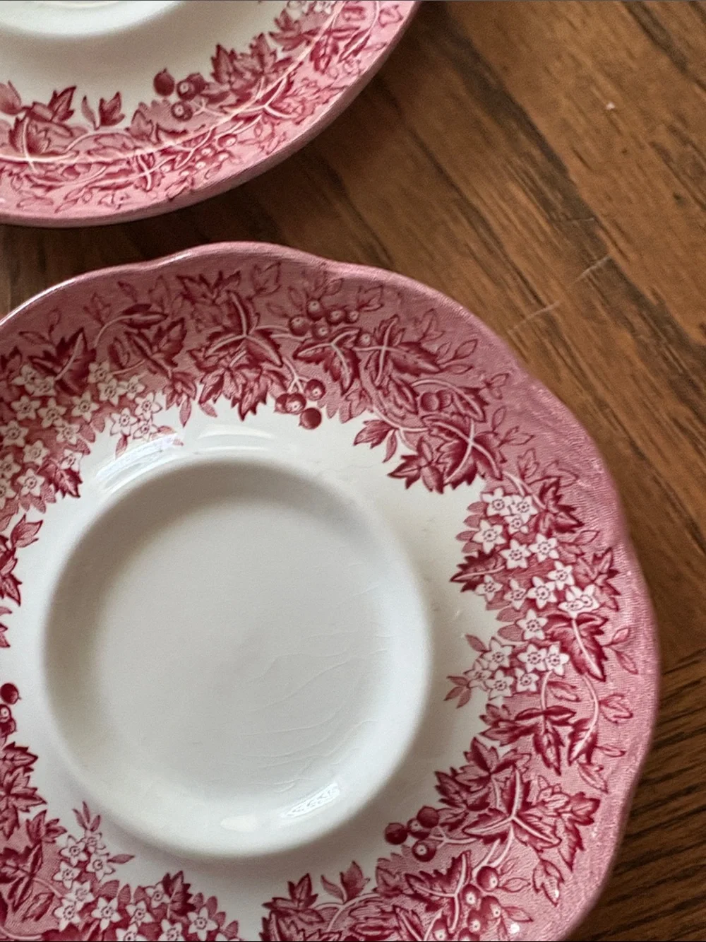 Romantic England Red (Round, Dishwasher Safe Mark) by J & G MEAKIN